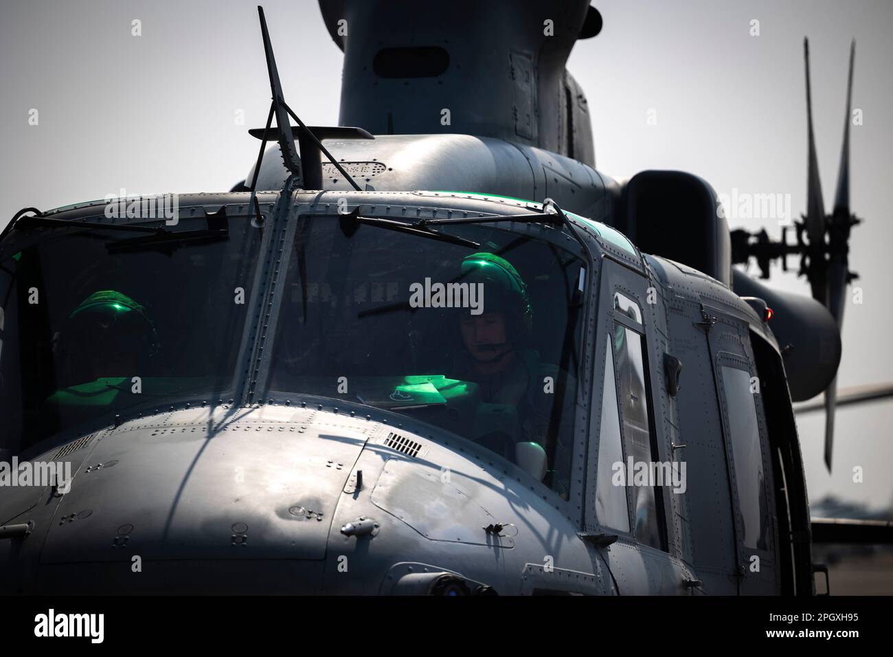 EIN US-AMERIKANISCHER Marine Corps UH-1Y Venom Pilot mit Marine Light Attack Helicopter Squadron (HMLA) 267 führt Vorflugkontrollen vor der Evakuierung von Unfällen (CASEVAC) und Aufklärungsübung in der Navy Air Facility Atsugi, Japan, 09. März 2023 durch. HMLA-267 führte die CASEVAC- und Aufklärungsübung durch, um die Leistungsfähigkeit und Effizienz der gesamten Staffel zu steigern. (USA Marinekorps Foto von Sergeant Gerardo W. Cano Stockfoto