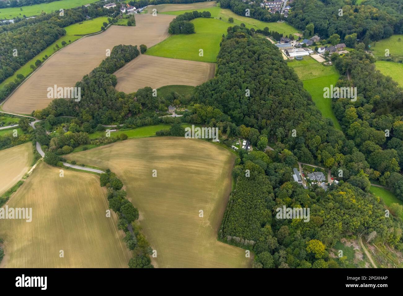 Luftaufnahme, Bergarbeitergebetshaus, Steigerhaus und im Hintergrund der Reiterhof Nils Altenbernd im Muttental im Bezirk Vormholz in Stockfoto