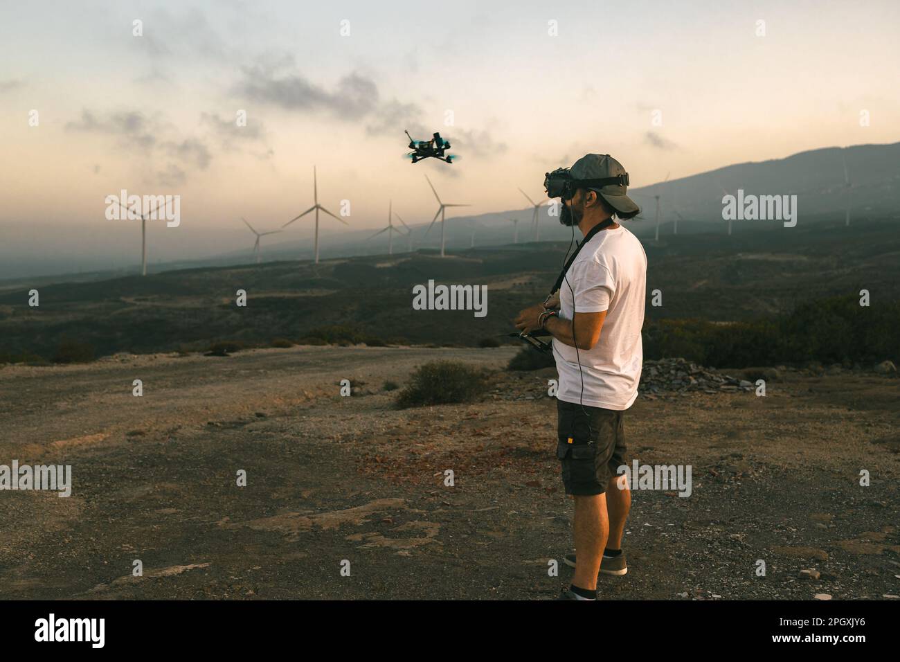 Drohneningenieur mit First-Person-View-Technologie auf dem Turbinenpark - Alternative Energie- und Lufttechnik-Konzept Stockfoto