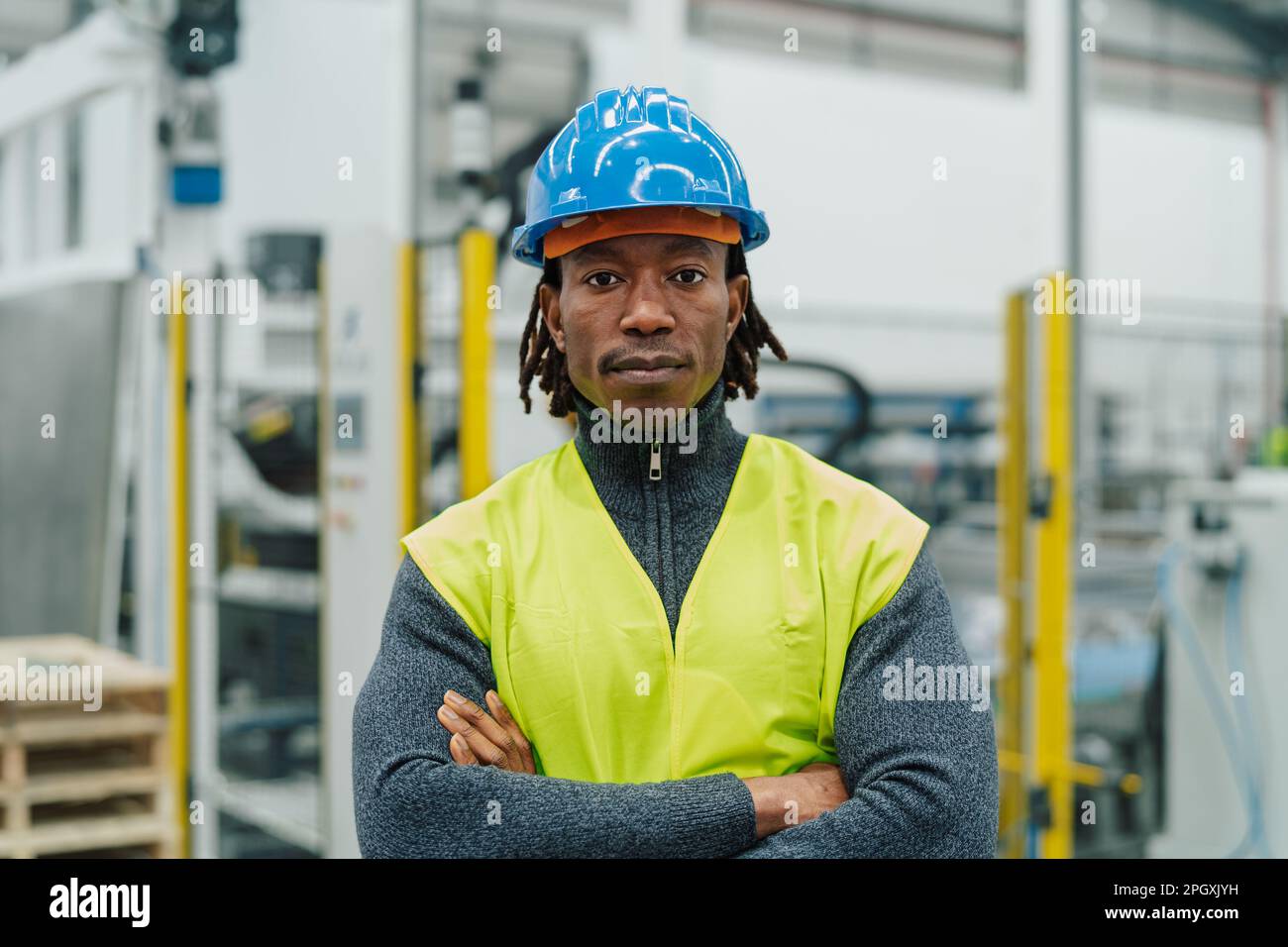 Afrikanischer Ingenieur in der Automatisierungsfabrik - Industriekonzept Stockfoto