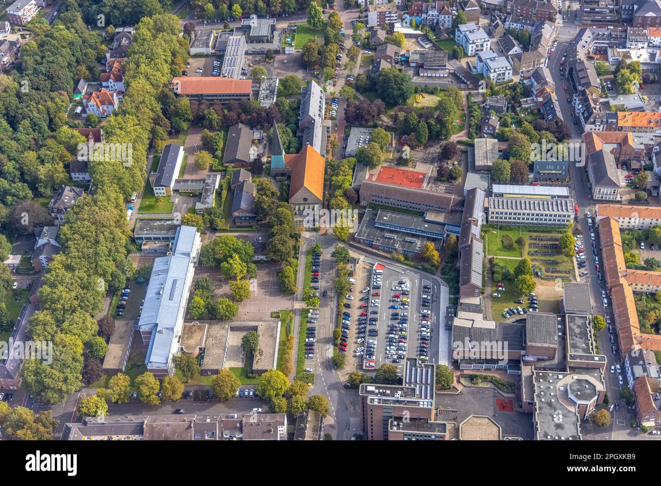 Blick aus der Vogelperspektive, Realschule Mitte und Katholisches Bildungsforum Wesel sowie die Innenstadtkirche St. Martini in Wesel, Niederrhein, Nordrhein-Westpha Stockfoto