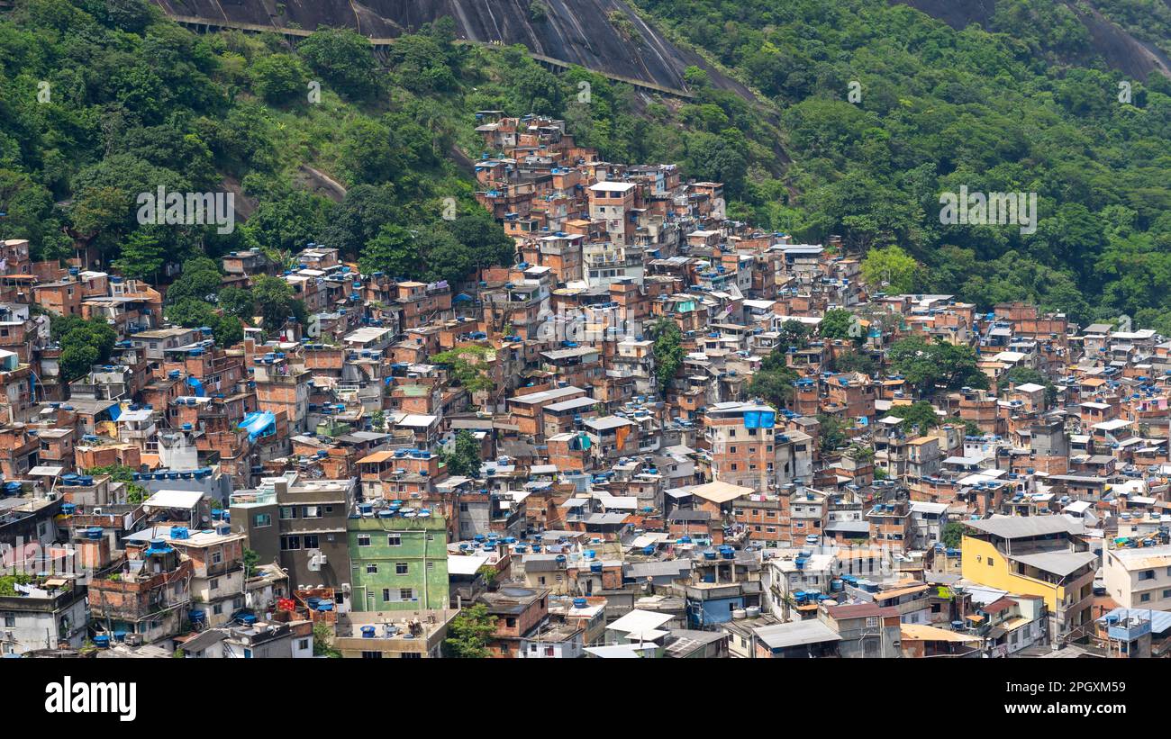Rio de Janeiro, Brasilien - 11. Januar 2023: Blick auf Rocinha, die größte Favela in Rio de Janeiro, Brasilien. Stockfoto