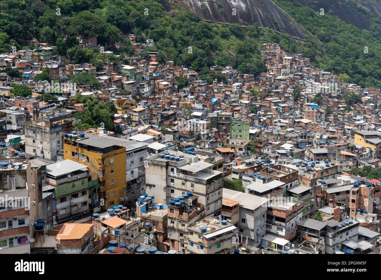 Rio de Janeiro, Brasilien - 11. Januar 2023: Blick auf Rocinha, die größte Favela in Rio de Janeiro, Brasilien. Stockfoto