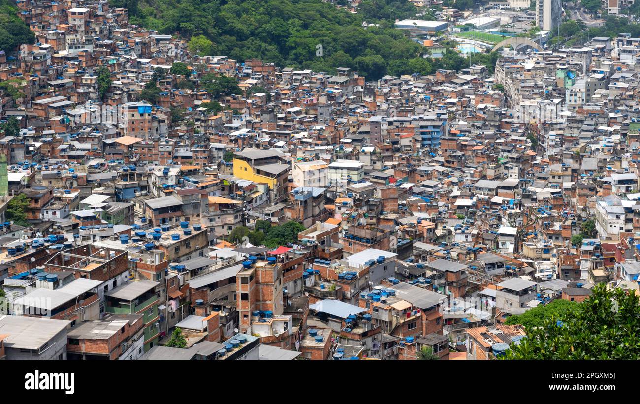 Rio de Janeiro, Brasilien - 11. Januar 2023: Blick auf Rocinha, die größte Favela in Rio de Janeiro, Brasilien. Stockfoto