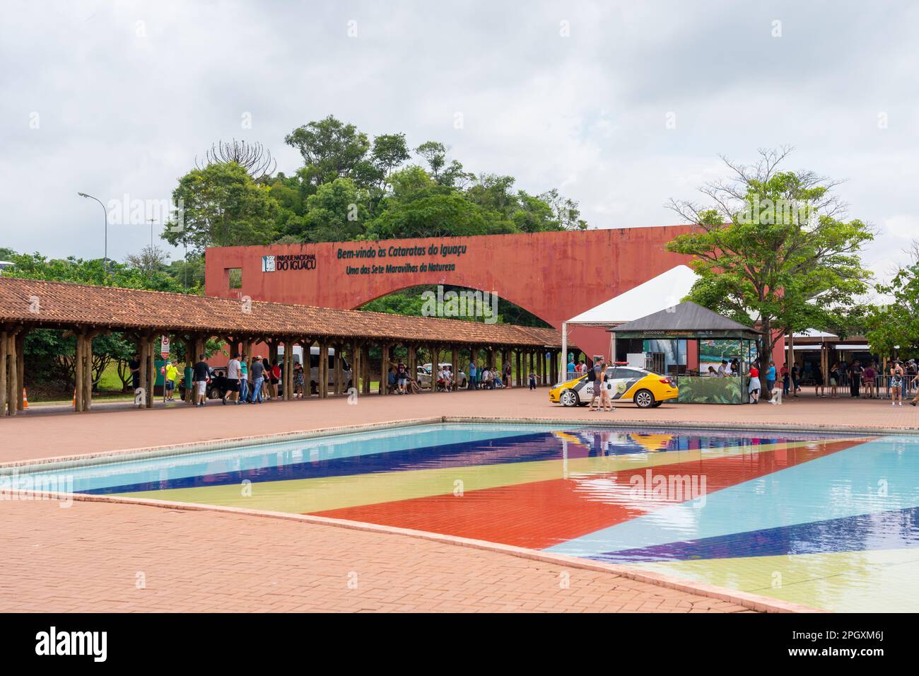 State of Parana, Brasilien - 14. Januar 2023:Iguazu National Park Gateway and Reflecting Pool at the Entrance, State of Parana, Brasilien. Stockfoto