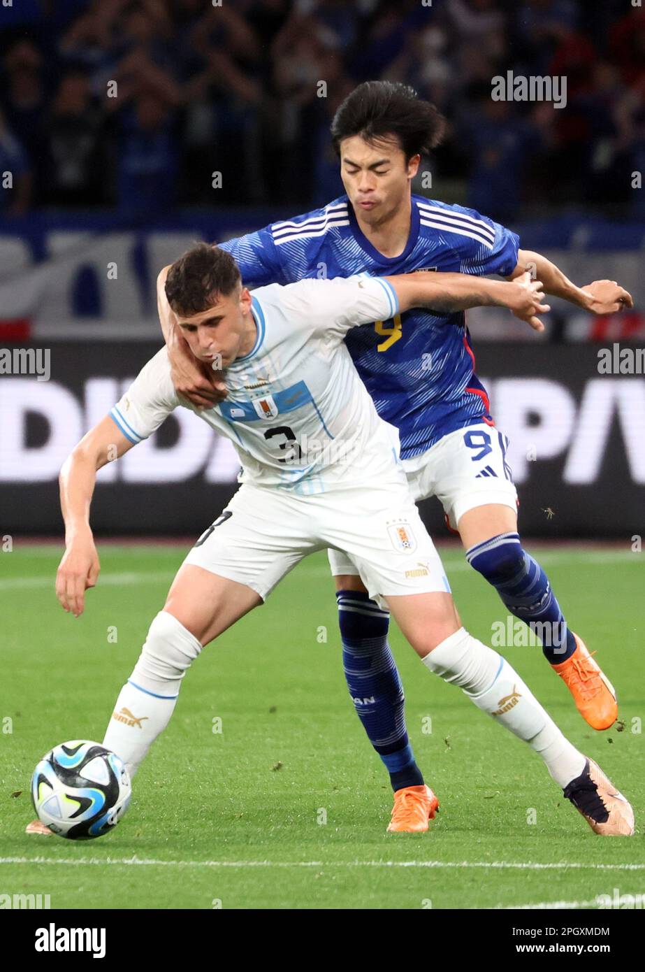 Tokio, Japan. 24. März 2023. Kaoru Mitoma (R) aus Japan kämpft am Freitag, den 24. März 2023 im japanischen Nationalstadion in Tokio bei einem internationalen Fußballspiel im Kirin Challenge Cup gegen Giovanni Gonzalez (L) aus Uruguay. Japaner und Uruguay haben das Spiel 1-1 gezogen. (Foto: Yoshio Tsunoda/AFLO) Stockfoto