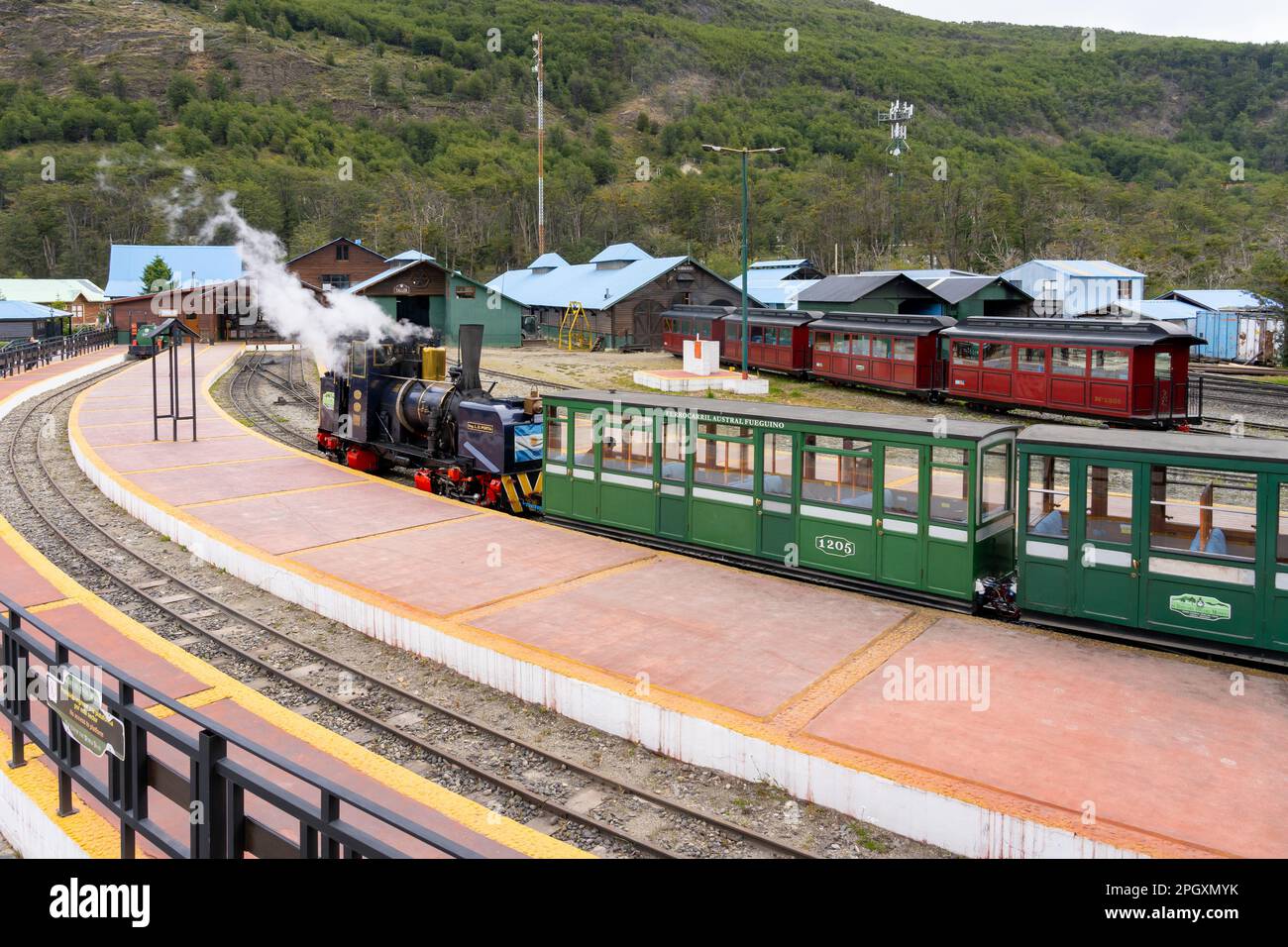 Ende der Welt Zug in Ushuaia, Argentinien. Das Ende des World Train ist die Eisenbahnstrecke, die Ushuaia mit dem Feuerland National verbindet Stockfoto