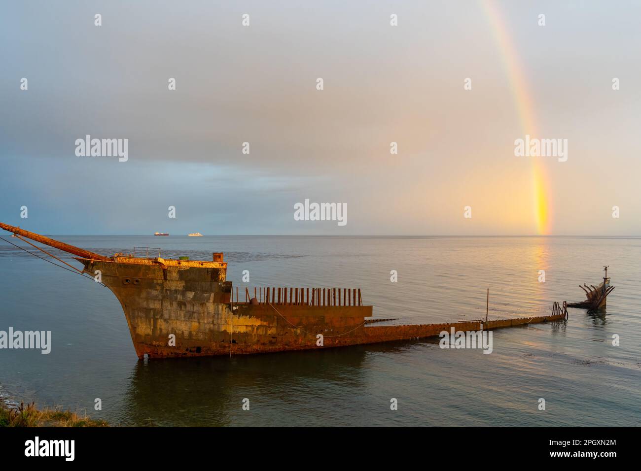 Lord Lonsdale Schiffswrack mit Regenbogen in der Dämmerung an der Küste von Punta Arenas, Chile. Stockfoto