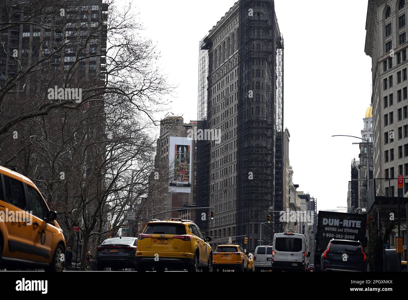 New York, USA. 24. März 2023. Blick auf das berühmte Flatiron Building an der Kreuzung von Broadway und Fifth Avenue, das bei einer Auktion für $190 Millionen Dollar verkauft wurde, New York, NY, 24. März 2023. Das 22-stöckige Gebäude, das 1902 eröffnet wurde und den Flatiron-Bezirk von Manhattan definiert, wurde in 45 Minuten an Jacob Garlick, Managing Partner bei Abraham Trust, verkauft. (Foto: Anthony Behar/Sipa USA) Guthaben: SIPA USA/Alamy Live News Stockfoto