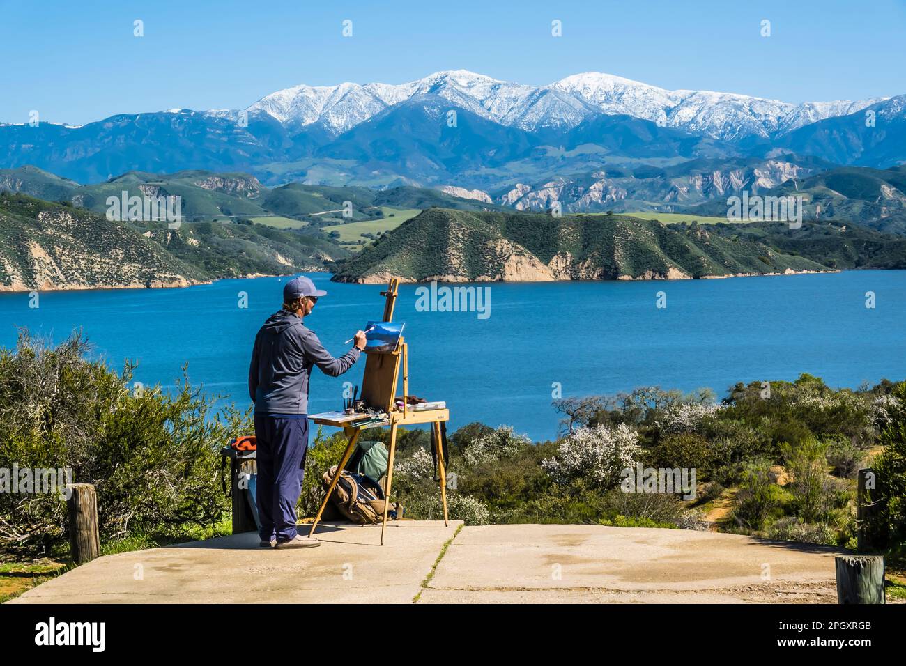 Der Künstler Chris Potter aus Santa Barbara malt in Plein Air mit Blick auf Lake Cachuma von der Straße zum Bradbury Dam. Stockfoto