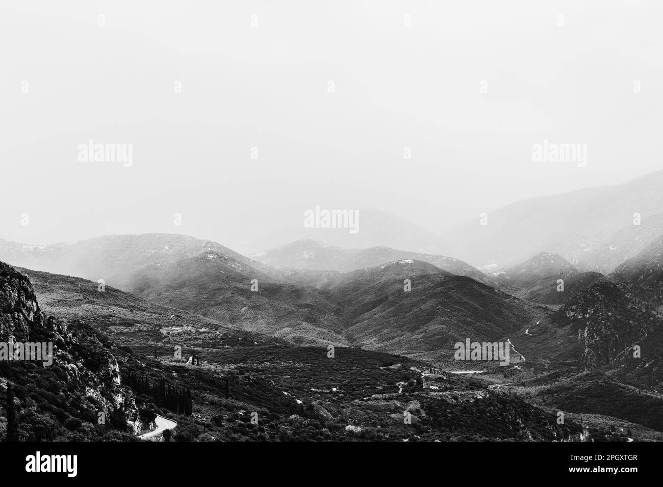 Majestätische Berge, Berghang bedeckt mit Grün. Dramatische, launische Landschaft, Reise. Die Wolke umhüllt den Gipfel des Berges, Kontrast bla Stockfoto