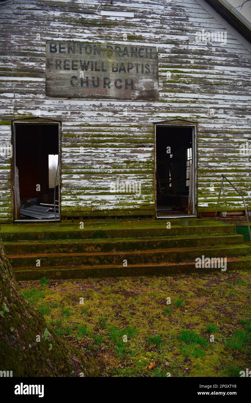 Dallas County, MO, USA, 24. März 2023. Ein altes, verlassenes Kirchengebäude steht neben einem Friedhof. Benton Branch Freewill Baptist Stockfoto