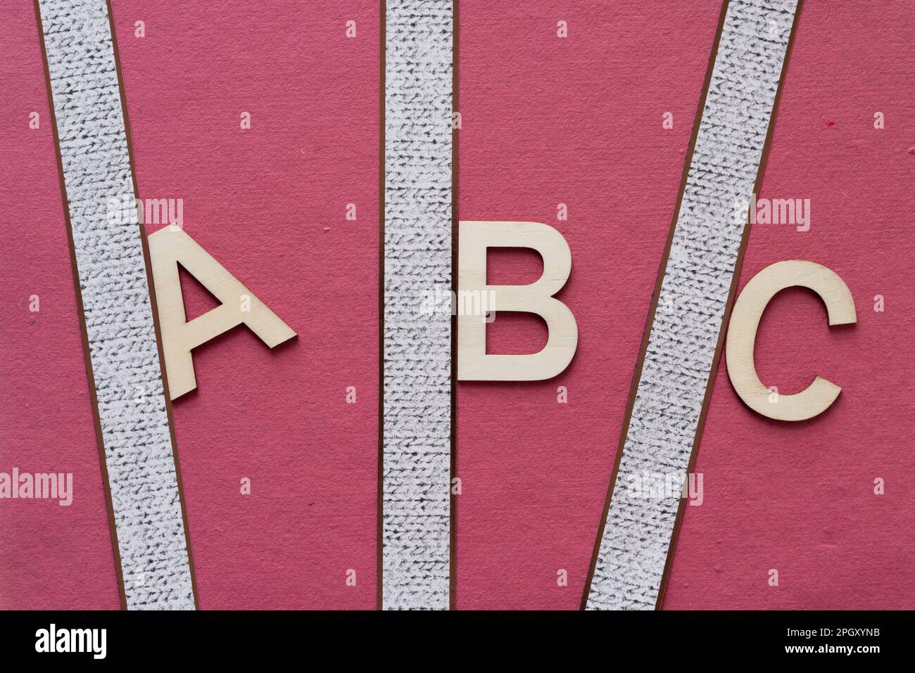 unterschreiben Sie mit den Buchstaben ABC in Holzart auf rosa Papier Stockfoto
