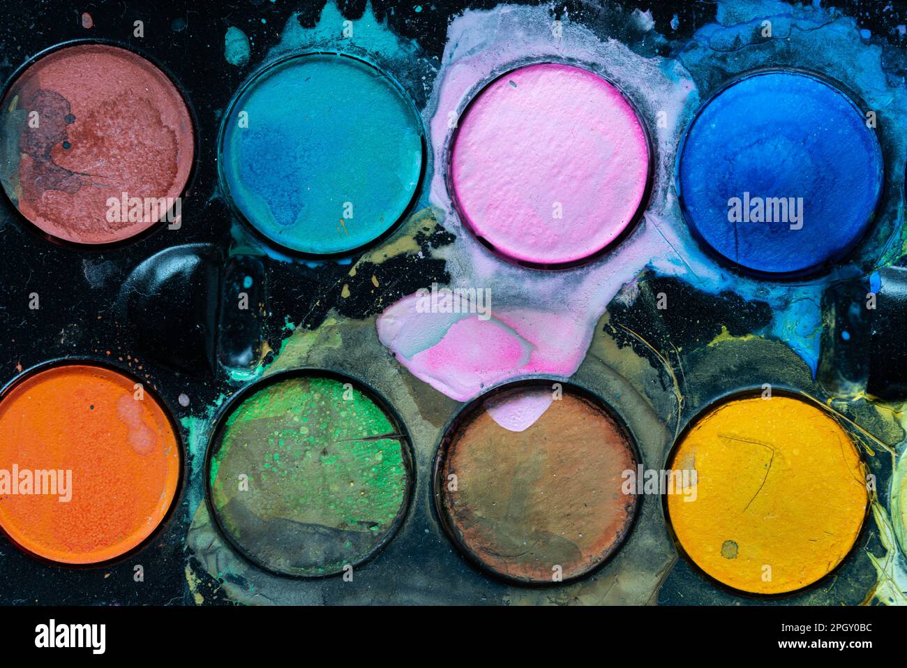 Aquarelle Farbwanne mit schlampigen Flecken Stockfoto