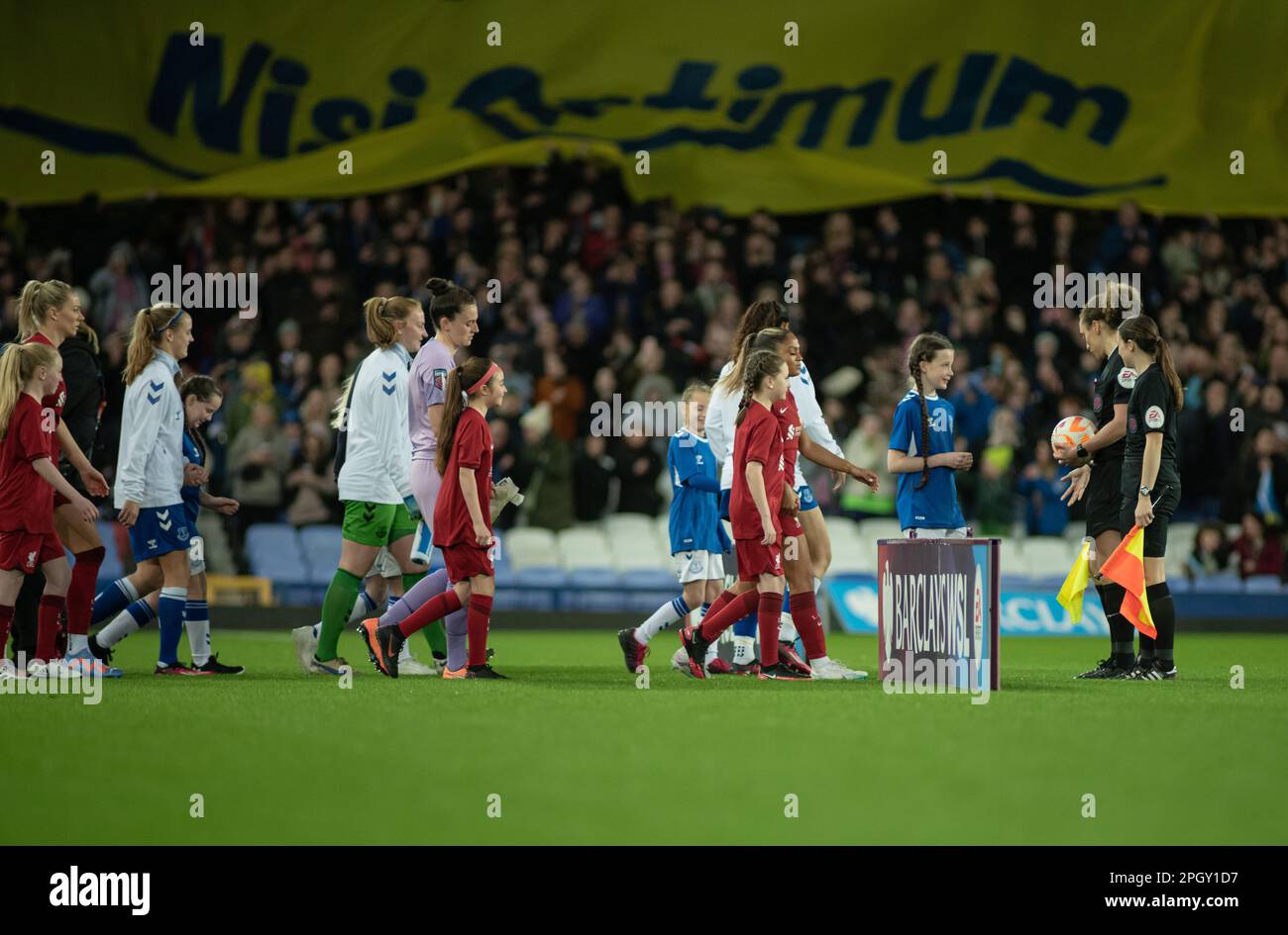 Liverpool, Merseyside, England. 24. März 2023 Die Teams gehen vor dem Anstoß, während des Everton Football Club V Liverpool Football Club im Goodison Park, in der Barclays Women's Super League (Kreditbild: ©Cody Froggatt/Alamy Live News) Stockfoto