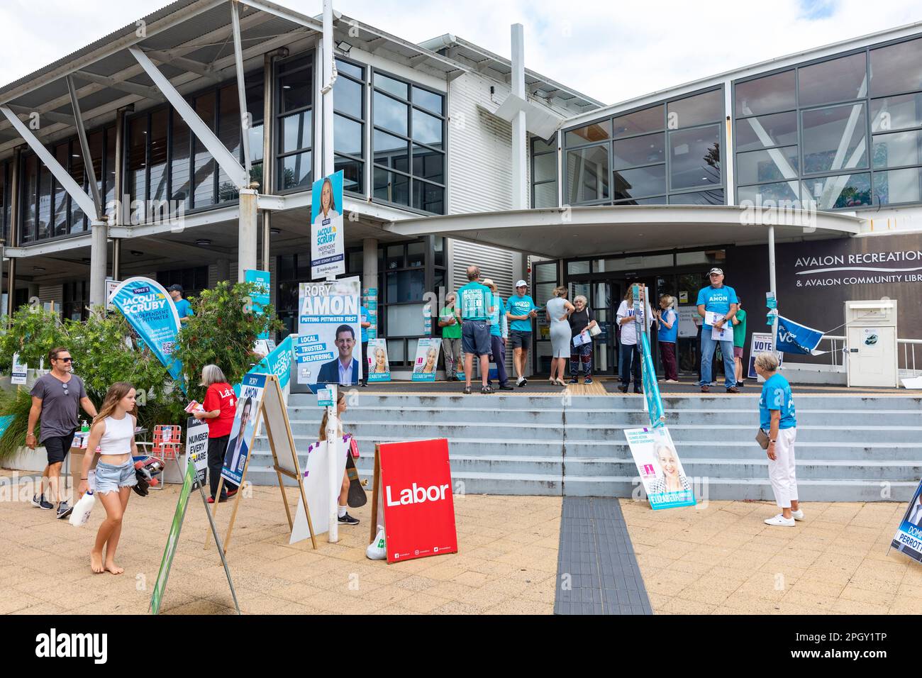 Samstag, 25. März 2023, Wahltag in New South Wales und Wähler gehen zu den Wahlen im ganzen Staat, wie sich Wähler auf dem Sitz von Pittwater zu den Wahllokalen in Avalon Beach begeben. Pittwater ist ein liberaler Sitz, der von Rory Amon angefochten wird, der das amtierende Mitglied und den Regierungsminister Rob Stokes ersetzt, der sich aus der Politik zurückzieht. Es wird ein enger Wettbewerb mit dem türkisfarbenen unabhängigen Kandidaten Jacqui Scruby erwartet. Credit Martin Berry @ alamy Live News. Stockfoto