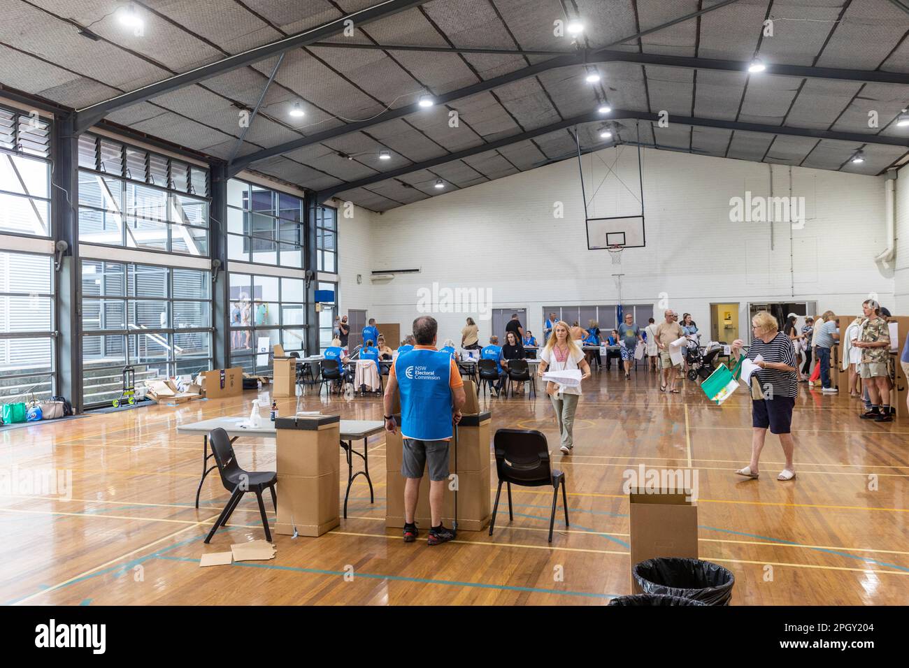 Samstag, 25. März 2023, Wahltag in New South Wales und Wähler gehen zu den Wahlen im ganzen Staat, stellen sich Wähler auf dem Sitz von Pittwater in den Wahlkabinen in Avalon Beach vor. Pittwater ist ein liberaler Sitz, der von Rory Amon angefochten wird, der das amtierende Mitglied und den Regierungsminister Rob Stokes ersetzt, der sich aus der Politik zurückzieht. Es wird ein enger Wettbewerb mit dem türkisfarbenen unabhängigen Kandidaten Jacqui Scruby erwartet. Credit Martin Berry @ alamy Live News. Stockfoto