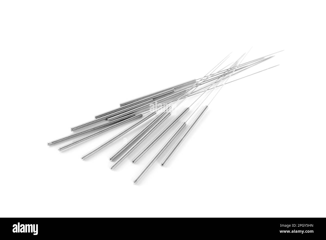 Viele Nadeln für Akupunktur auf weißem Hintergrund Stockfoto