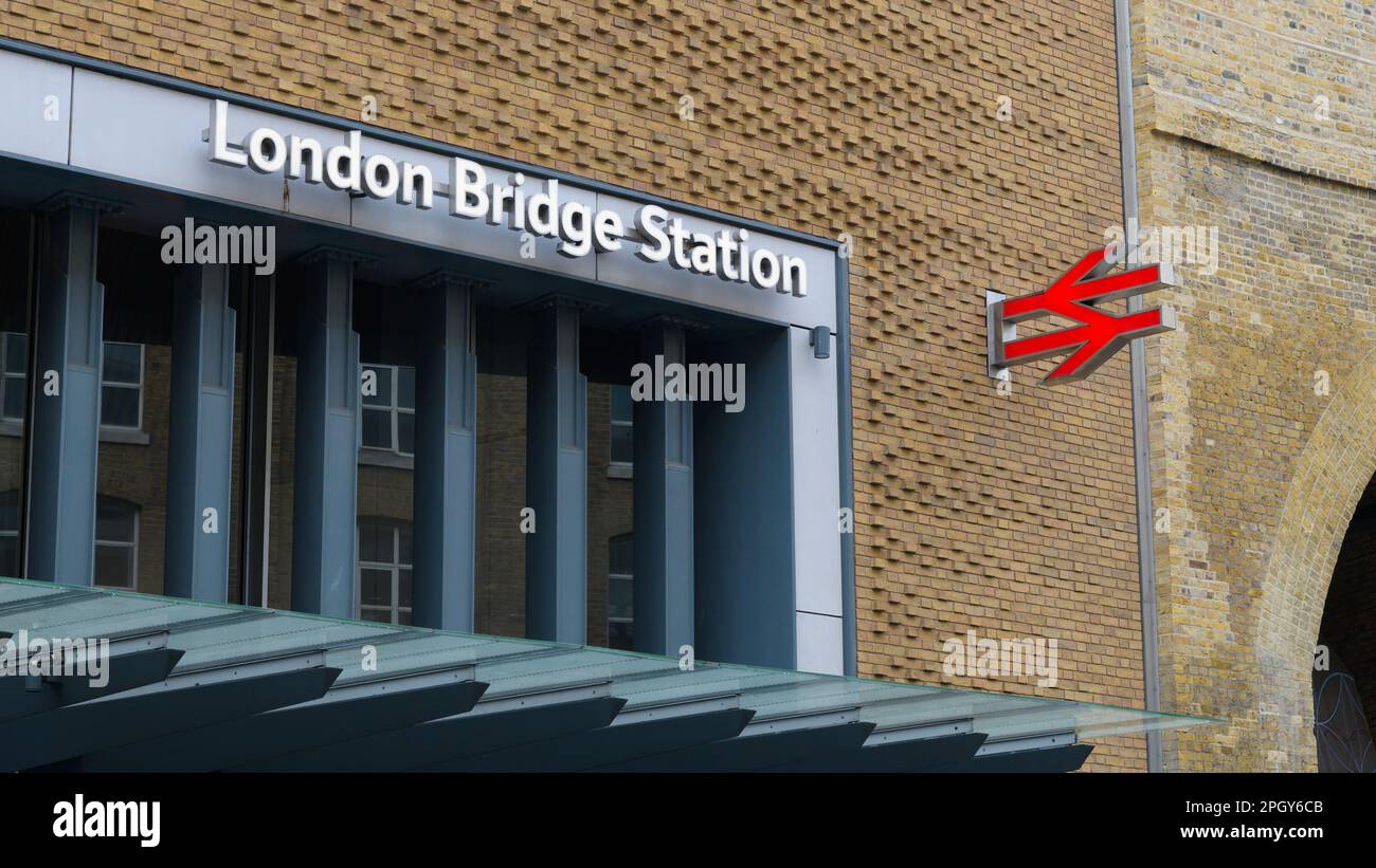 London, Großbritannien - 18. März 2023; Fassade der London Bridge Station mit rotem Logo mit doppelter Pfeilschiene Stockfoto
