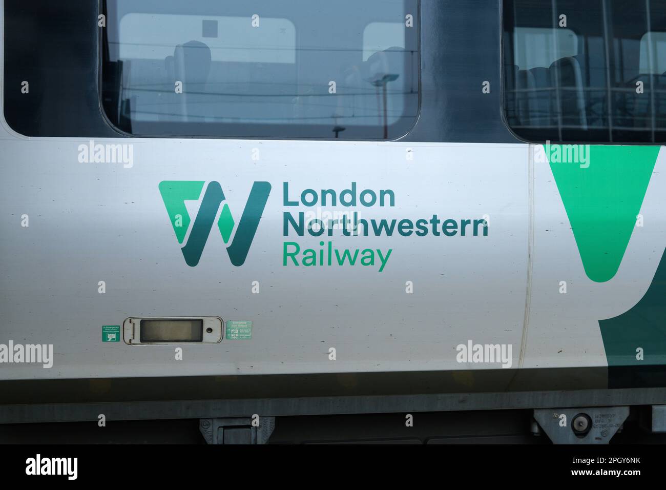 Wolverhampton, Großbritannien - 15. März 2023; Name und Logo der London Northwestern Railway auf der Seite des Personenzugs Stockfoto