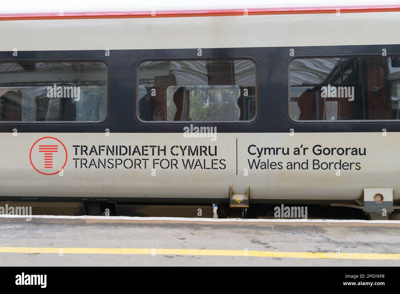 Shrewsbury, Großbritannien - 15. März 2023; Zug Transport nach Wales mit mehrsprachigen Informationen zur Kutsche Stockfoto