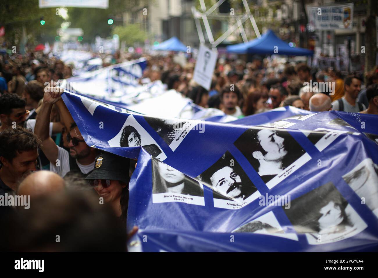Tausende von Menschen halten während des Tages der Erinnerung, Wahrheit und Gerechtigkeit in Buenos Aires ein riesiges Banner mit Porträts der Opfer der Militärdiktatur. Die Menschen versammeln sich in Buenos Aires am Nationalfeiertag der Erinnerung an Wahrheit und Gerechtigkeit, an dem die Opfer der letzten Militärdiktatur in Argentinien geehrt werden. In den Jahren, die diese Diktatur dauerte, verschwanden mehr als 30.000 Menschen, Hunderte von Entführungen wurden verübt, Folter in geheimen Haftanstalten, die Aneignung von Neugeborenen und das zwangsweise Exil Tausender Argentinier. (Foto: Roberto Tuero/SOP Stockfoto