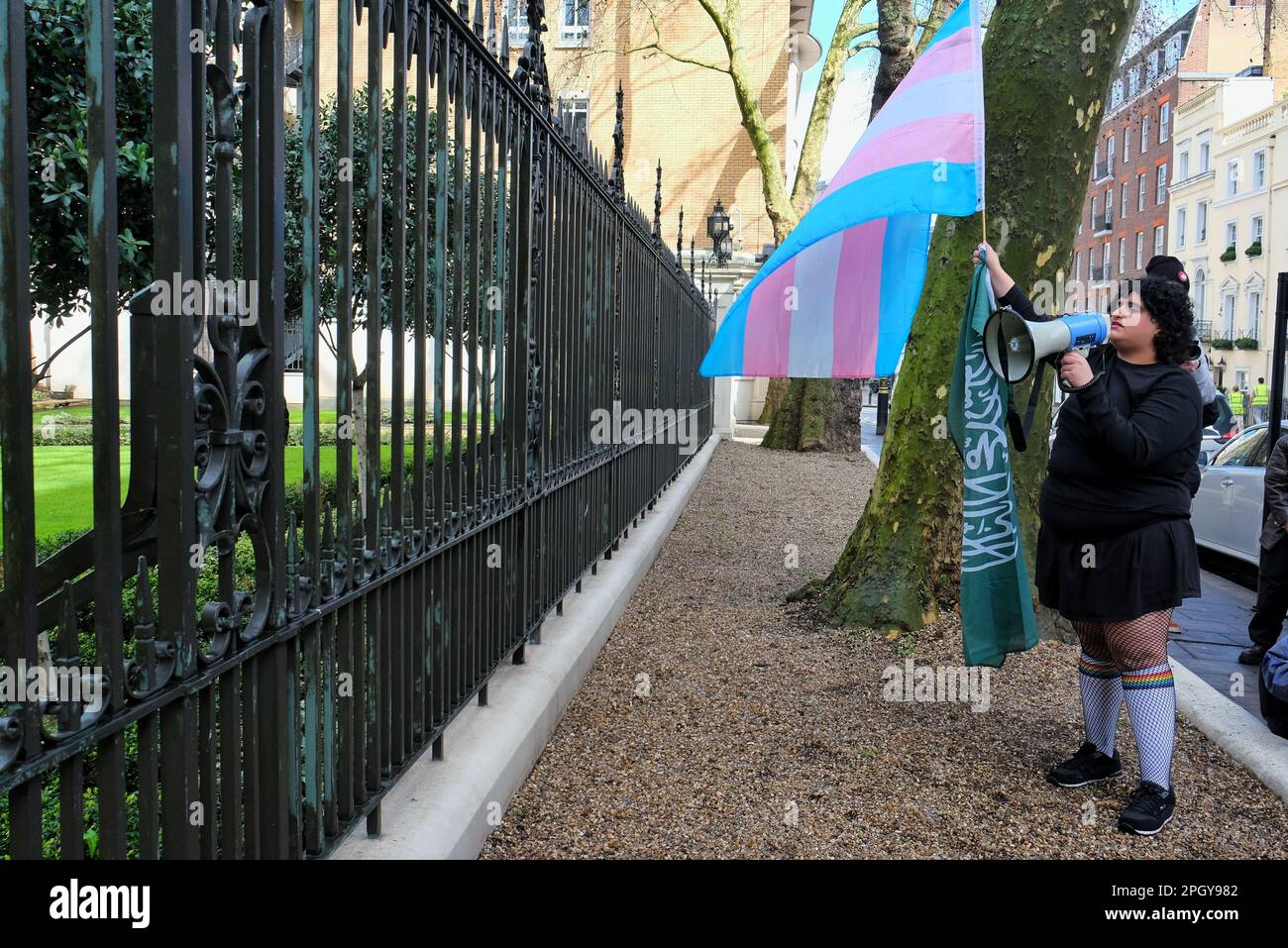 London, Großbritannien. 24. März 2023. LGBT+-Aktivisten inszenierten einen Protest vor der Saudi-arabischen Botschaft nach dem Tod von Trans Woman Eden Knight, die von „Fixern“ ihrer Familie, die sie an der Universität studierte und mit dem Übergang begann, unter Druck gesetzt wurde, aus den USA nach Hause zurückzukehren. In Saudi-Arabien wurde angeblich ihre homonische Behandlung konfisziert und von ihren Eltern schikaniert. Eden, 23 Jahre alt, durch die Zwangsentfremdung gebrochen, beging am 12. März Selbstmord. Kredit: Elfte Stunde Fotografie/Alamy Live News Stockfoto