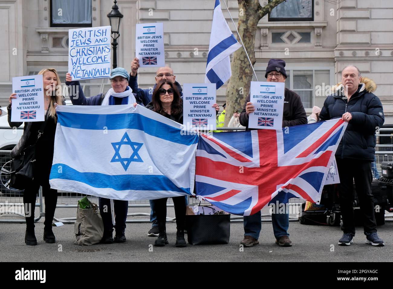 London, Großbritannien. 24. März 2023. Proteste wurden gegenüber der Downing Street in Whitehall vor und während des Besuchs des israelischen Premierministers Benjamin Netanjahu in der Downing Street 10 inszeniert. Zwei Hauptprotestgruppen bestanden aus Britisch-Israelis gegen umstrittene Justizreformpolitiken und pro-palästinensischen Bürgern, die über die Bürgerrechte und die Unterdrückung ihrer Bürger besorgt waren. Später kam eine viel kleinere Gruppe zur Unterstützung von Netanjahu. Kredit: Elfte Stunde Fotografie/Alamy Live News Stockfoto