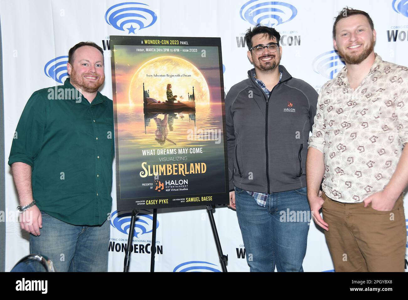 Brandon Zachary, Samuel Baese und Casey Pyke treffen bei der Netflix-Fotokonferenz für „Slumberland“ auf der WonderCon 2023 Tag 1 im Anaheim Convention Center ein Stockfoto