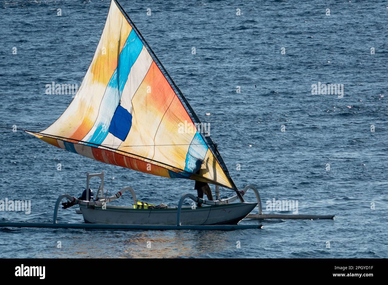 Jukung Fischerboote segeln zurück zum Strand in Amed, Bali, Indonesien Stockfoto
