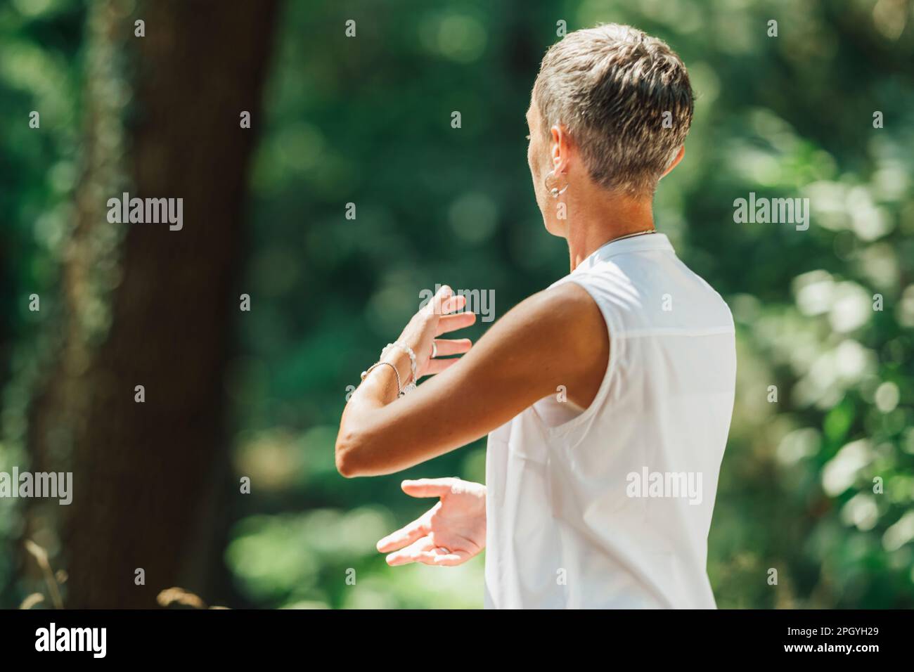 Eine Frau, die Tai Chi praktiziert Stockfoto