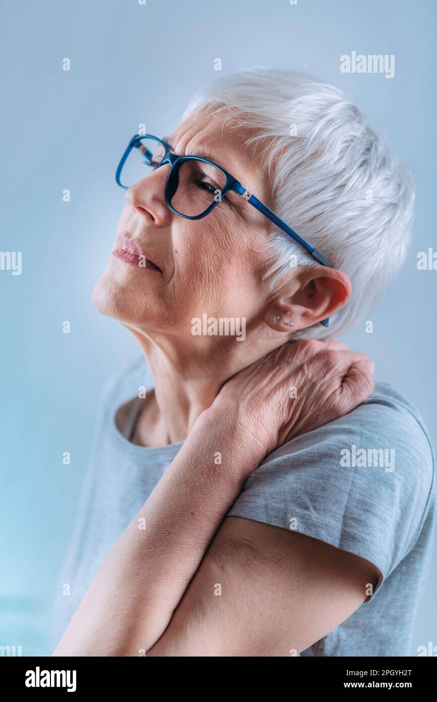 Ältere Frau mit Schmerzen in der Schulter Stockfoto