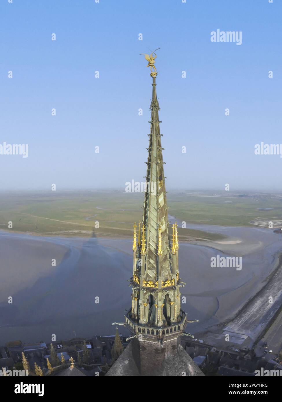 Frankreich - Normandie - Manche (50) - Mont Saint Michel: Überragt von der Statue des Erzengels Saint Michel, dem Turm der Abteikirche von Mont Sai Stockfoto