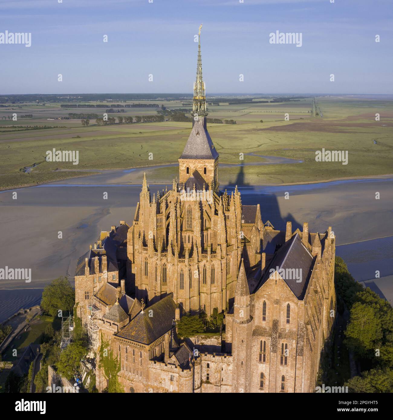 Frankreich. Normandie - Manche (50 m) aus der Vogelperspektive auf Mont Saint Michel von Osten. Im Vordergrund, der Apse der Abteikirche. Auf der rechten Seite, der Marv Stockfoto