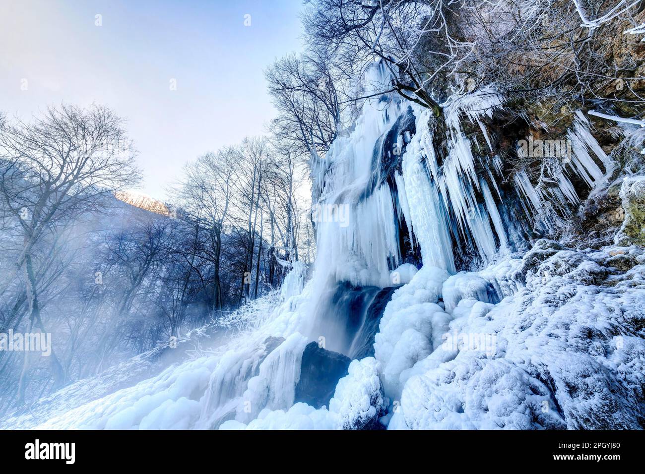 Eiszapfen am Wasserfall, Permafrost mit eisiger Landschaft, Schwäbische Alb, Bad Urach, Baden-Württemberg, Deutschland Stockfoto