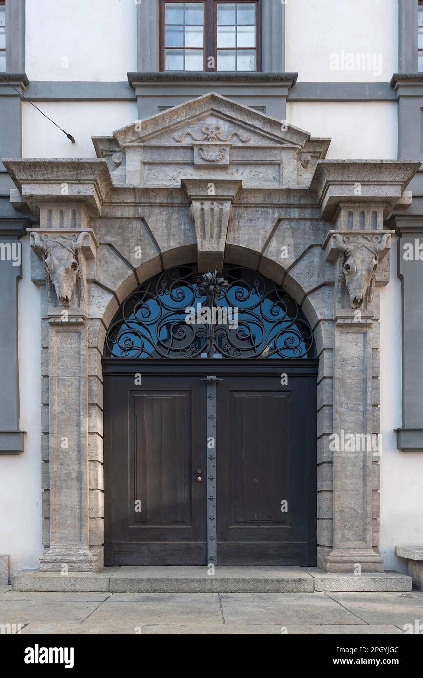 Rinderschädel am Eingangsportal des Stadtmetzg, ehemaliger Schlachthof, heute Verwaltung, Augsburg, Bayern, Deutschland, Europa Stockfoto