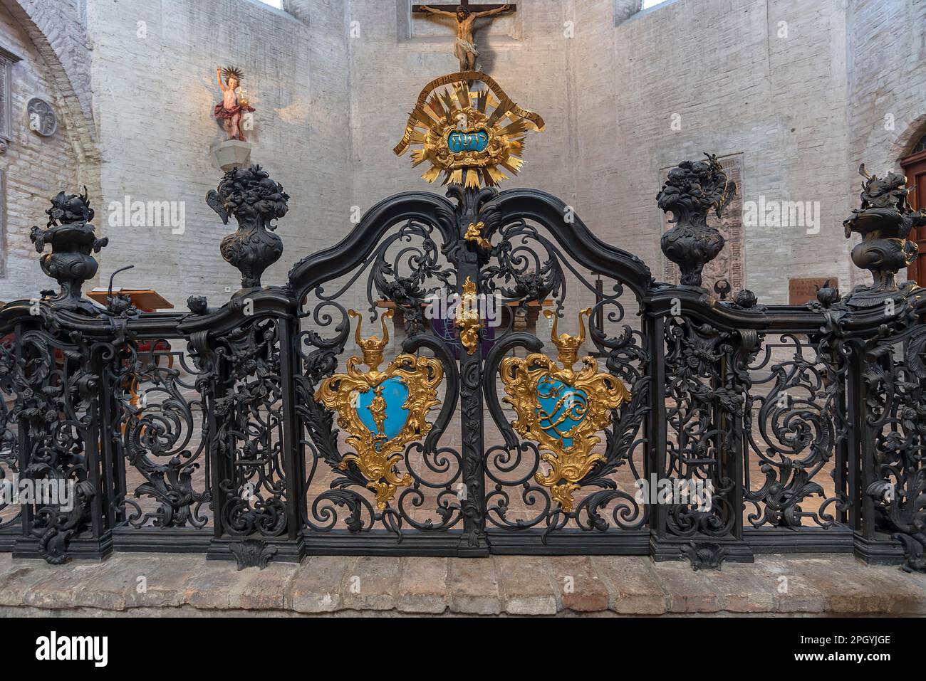Kunstvoll geschmiedeter Kühlergrill vor dem Chancel, Barfuesser Kirche, Augsburg, Bayern, Deutschland Stockfoto