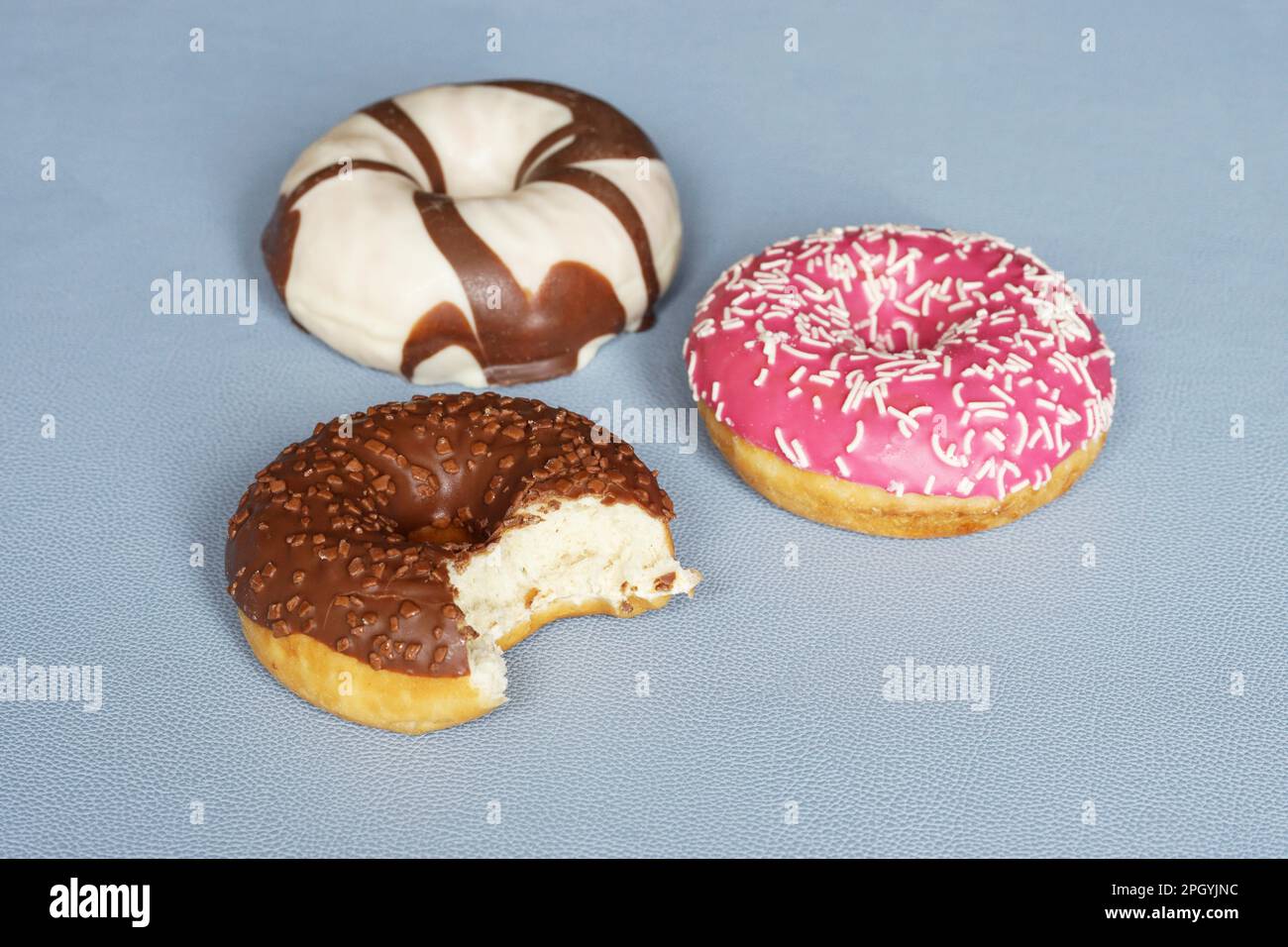 Donuts oder Donuts mit unterschiedlichen Vereisung. Schokolade Donut fehlt ein Biss Stockfoto