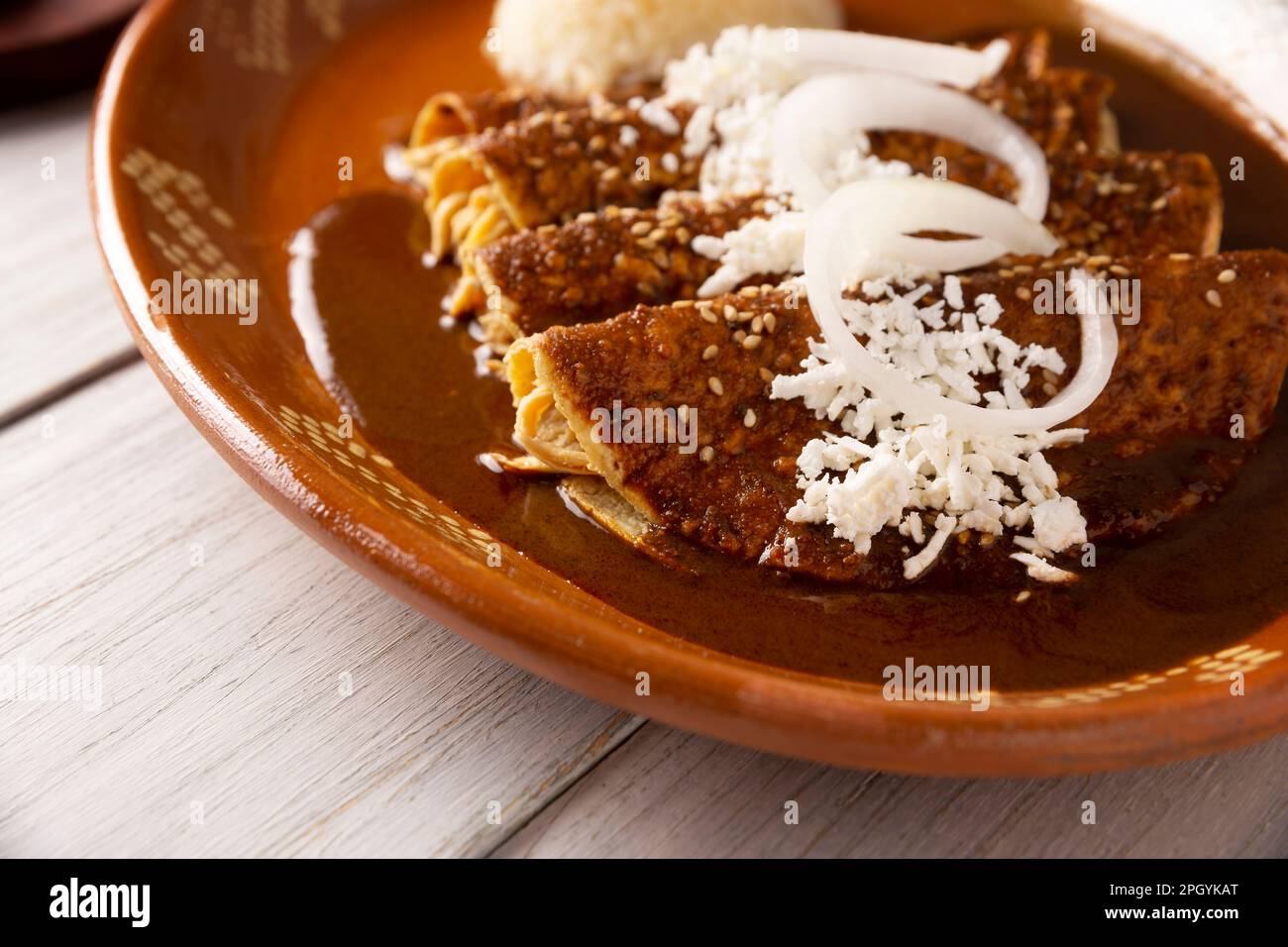 Hühnerenmoladas. Auch bekannt als Mole poblano enchiladas, sind sie ein typisches mexikanisches Gericht, das in Mexiko und dem Rest der Welt sehr beliebt ist. Stockfoto