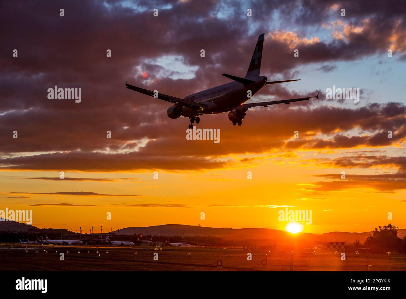 Flughafen ZRH mit Flugzeug auf Anflug der Fluggesellschaft Swiss, Airbus A320-200, Sunset, Zürich, Schweiz Stockfoto