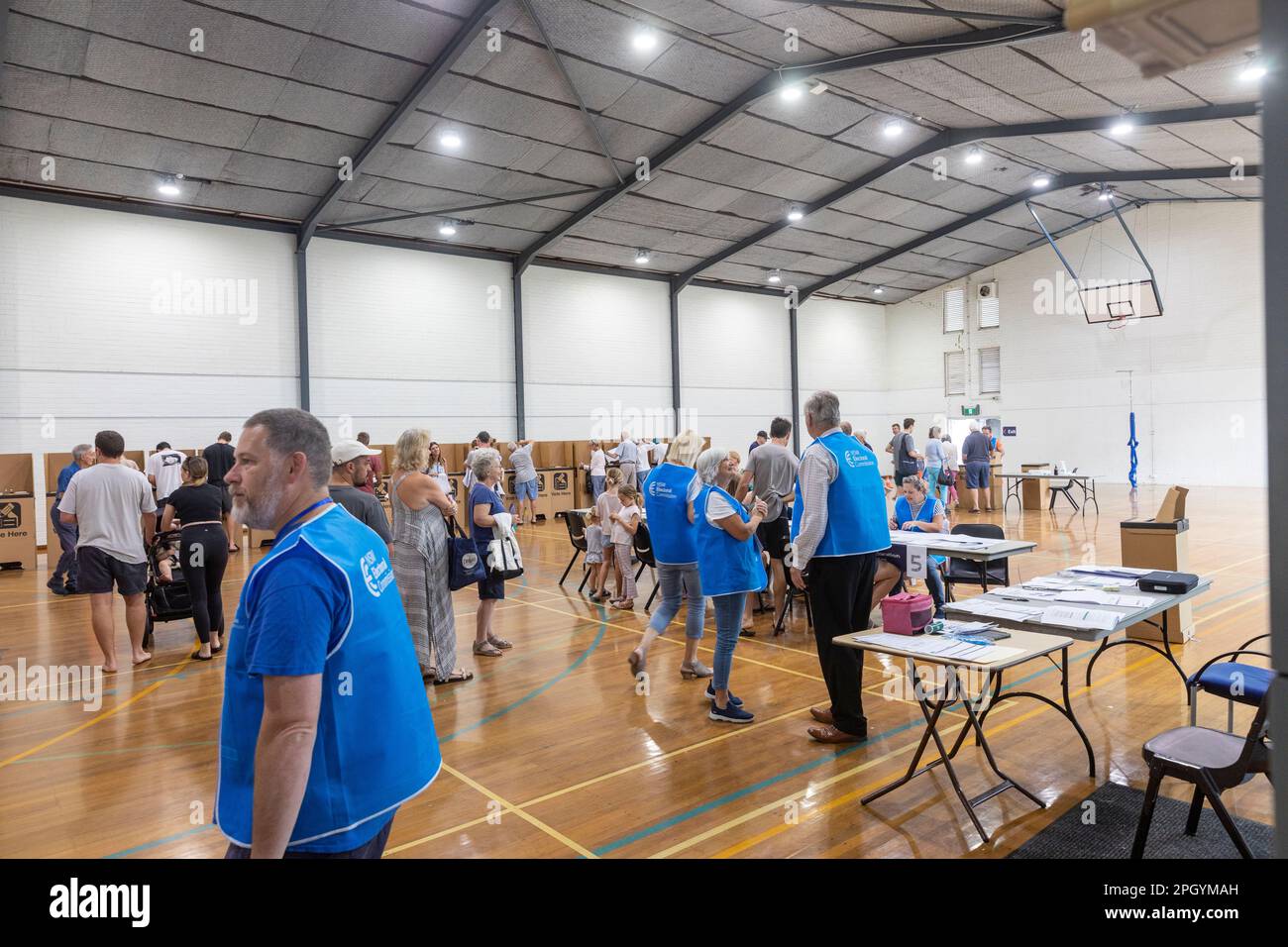 Samstag, 25. März 2023, Wahltag in New South Wales und Wähler gehen zu den Wahlen im ganzen Staat, die Leute wählen in Pittwater Seat, NSW, Australien Stockfoto