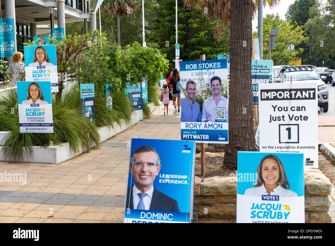 Samstag, 25. März 2023, Wahltag in New South Wales und Wähler gehen zu den Wahlen im ganzen Staat, stellen sich Wähler auf dem Sitz von Pittwater Head t vor Stockfoto