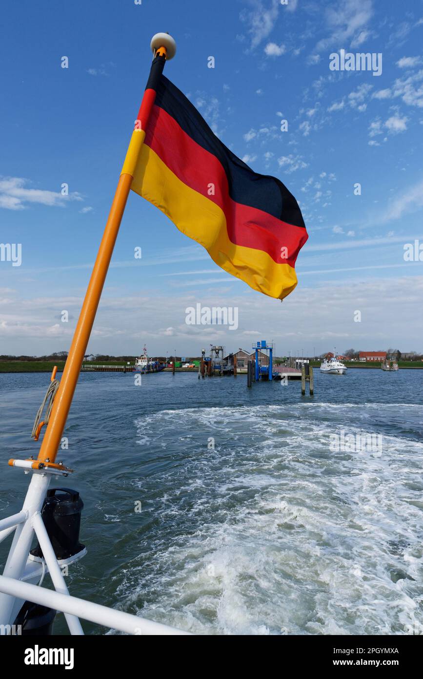 Flagge, Fähre von Langeoog nach Bensersiel, Langeoog Hafen, Langeoog, Ostfriesien, Niedersachsen, Deutschland Stockfoto