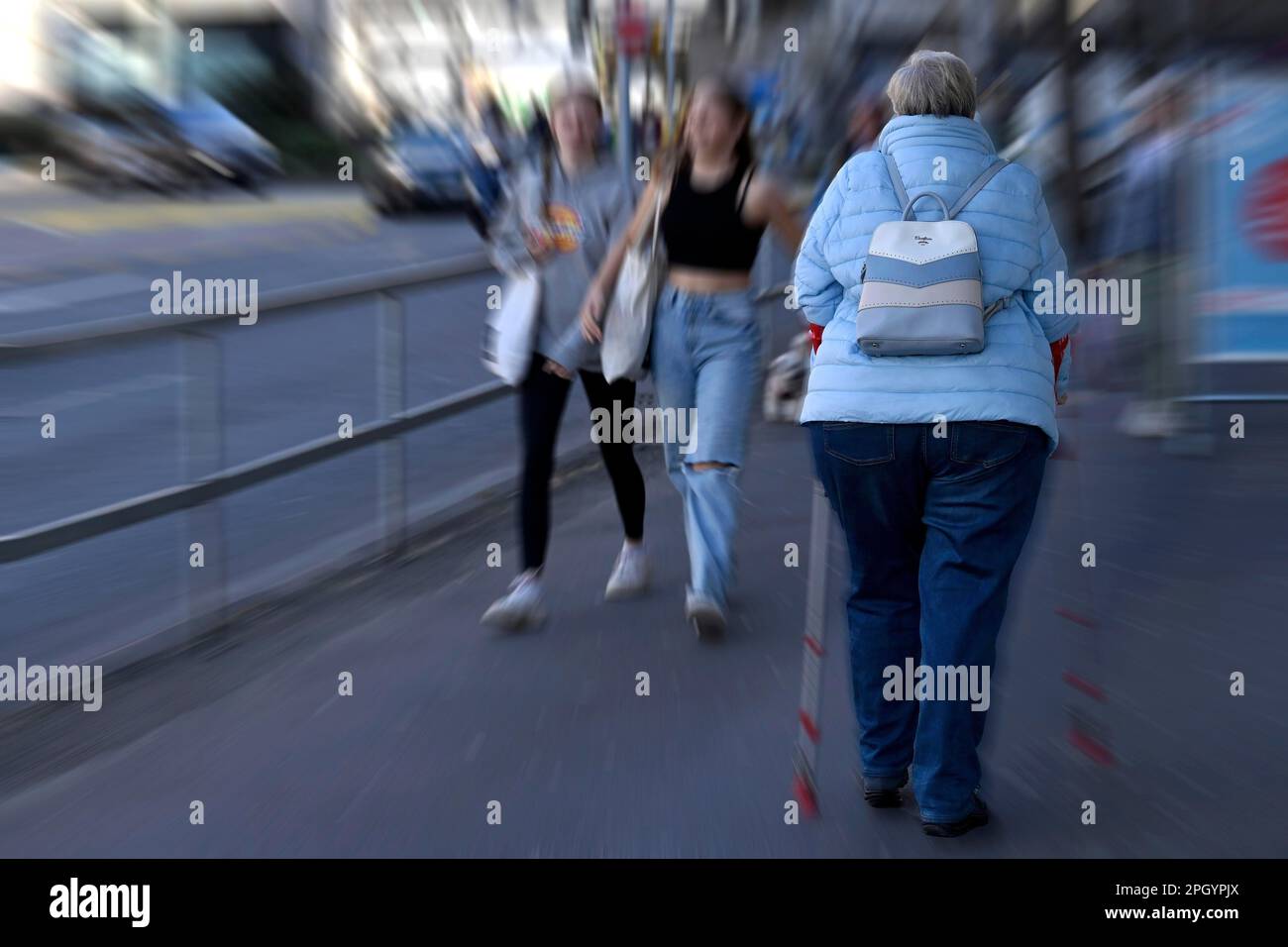 Ich wische Picture Woman mit Walking Frame Stockfoto