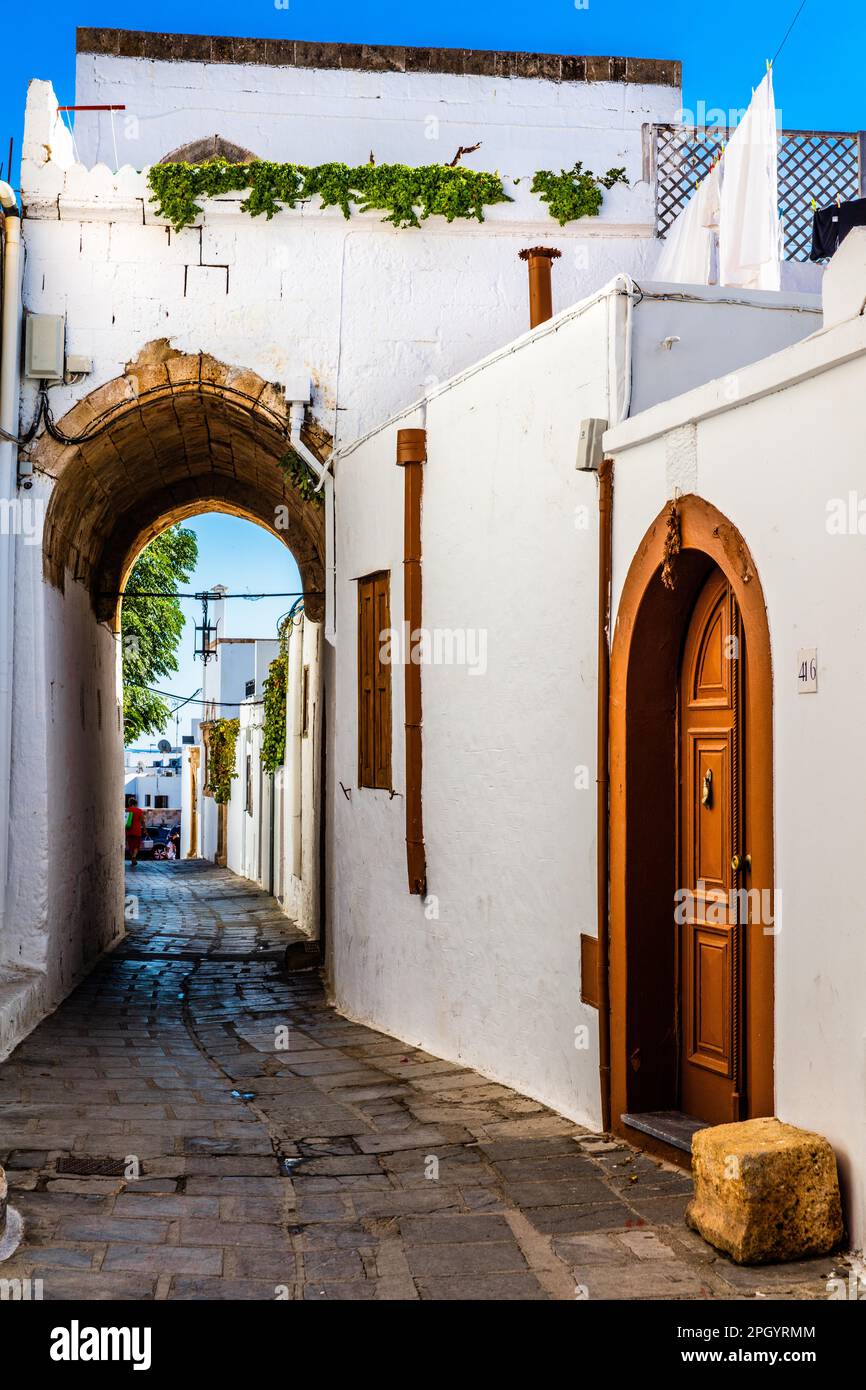 Kapitänshaus in den verwinkelten Straßen mit weißen Häusern, Lindos, Rhodos, Griechenland, Europa Stockfoto