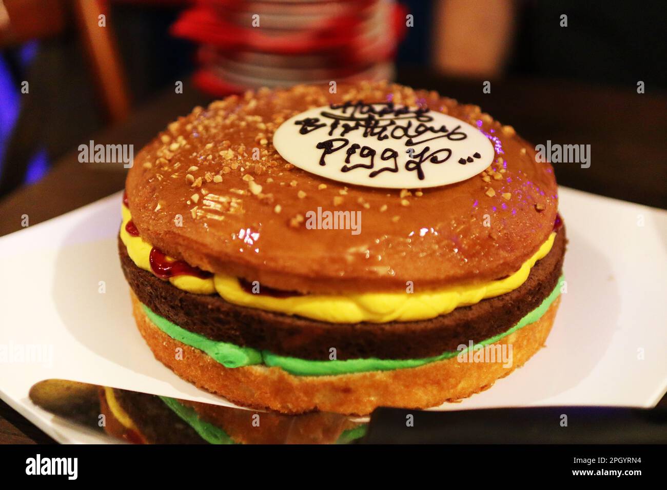 Ein Geburtstagsabend in der Stadt in einem Restaurant und einer Arkade mit Kuchen und lustigen Spielen Stockfoto