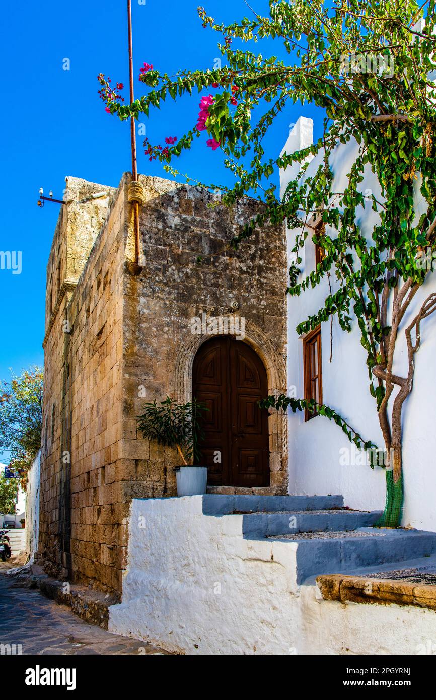 Kapitänshaus in den verwinkelten Straßen mit weißen Häusern, Lindos, Rhodos, Griechenland, Europa Stockfoto