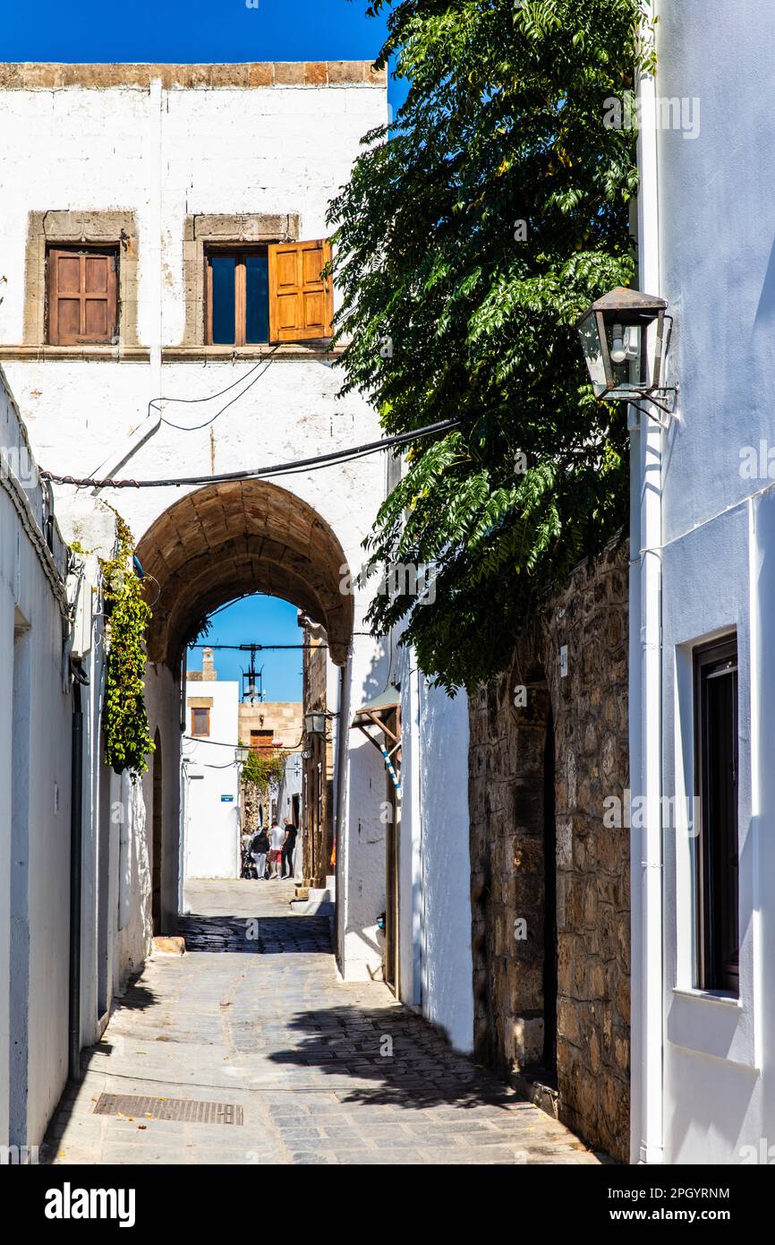 Kapitänshaus in den verwinkelten Straßen mit weißen Häusern, Lindos, Rhodos, Griechenland Stockfoto