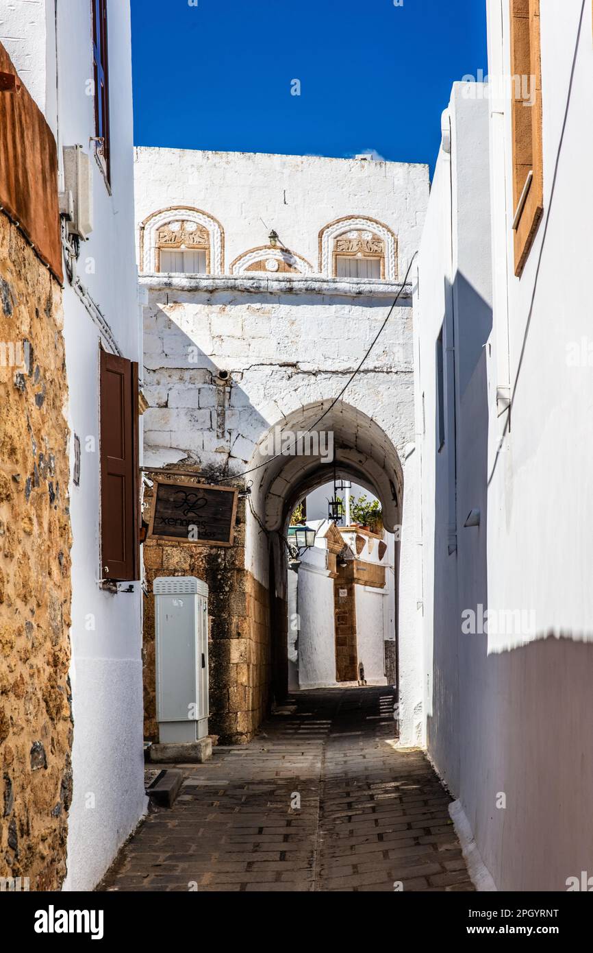 Kapitänshaus in den verwinkelten Straßen mit weißen Häusern, Lindos, Rhodos, Griechenland Stockfoto