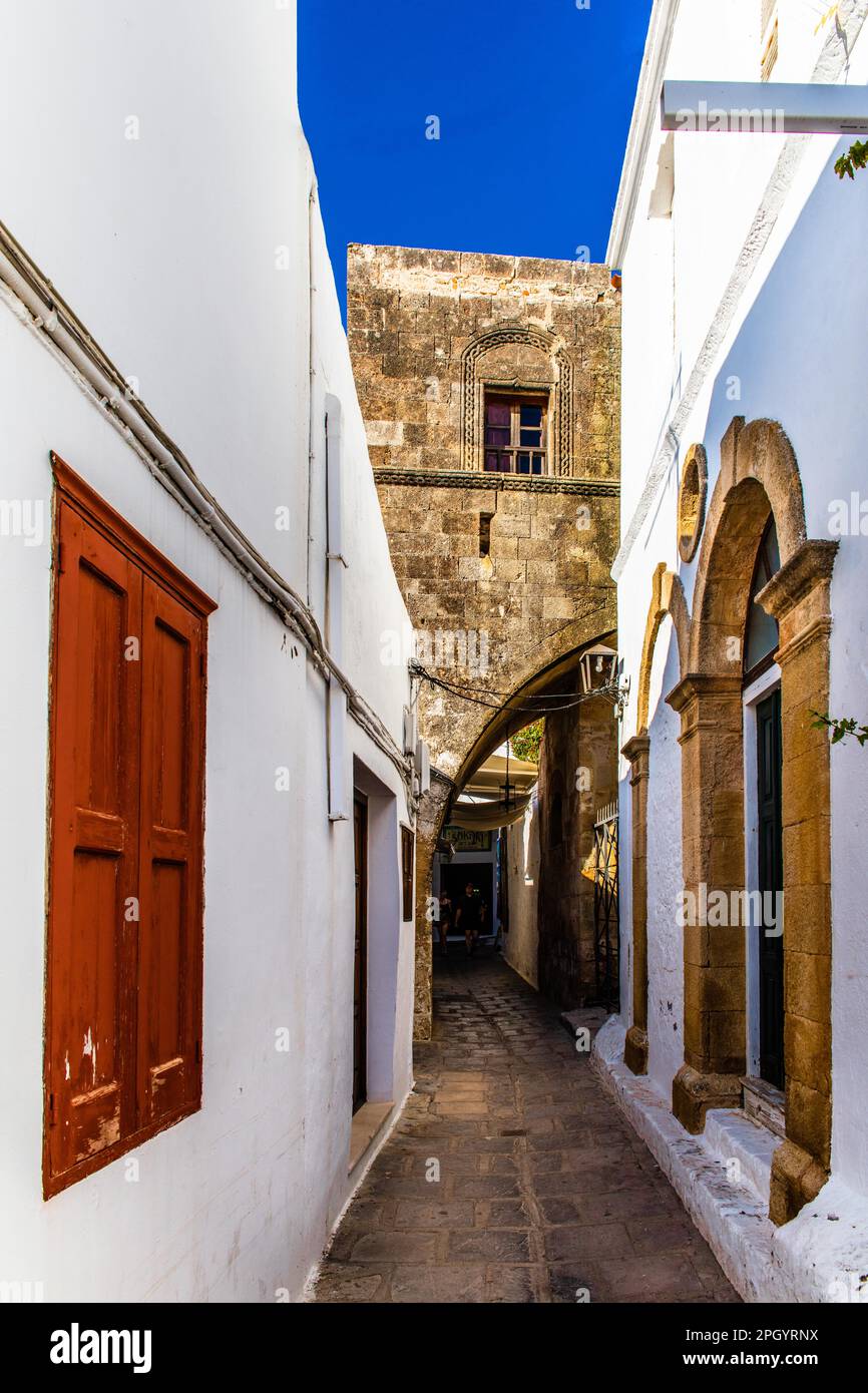 Kapitänshaus in den verwinkelten Straßen mit weißen Häusern, Lindos, Rhodos, Griechenland Stockfoto